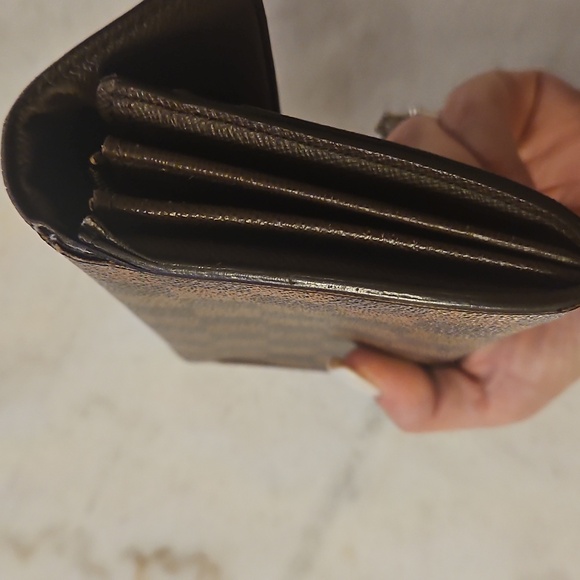Louis Vuitton Damier Sarah Long Wallet - Picture 5 of 17